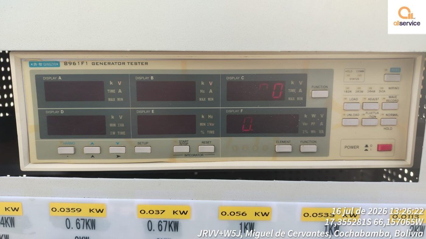 Analizador de potencia registrando mediciones durante una prueba con banco de carga
