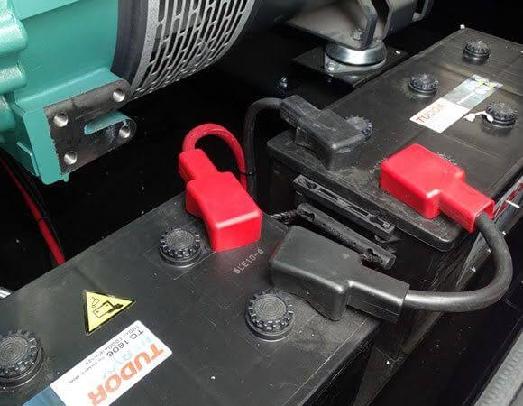 Baterías conectadas al sistema de arranque de un grupo electrógeno