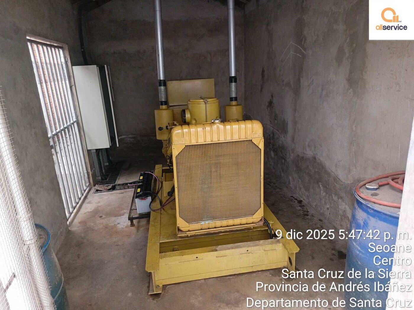 Grupo electrógeno antiguo en sala técnica, candidato a modernización o reemplazo