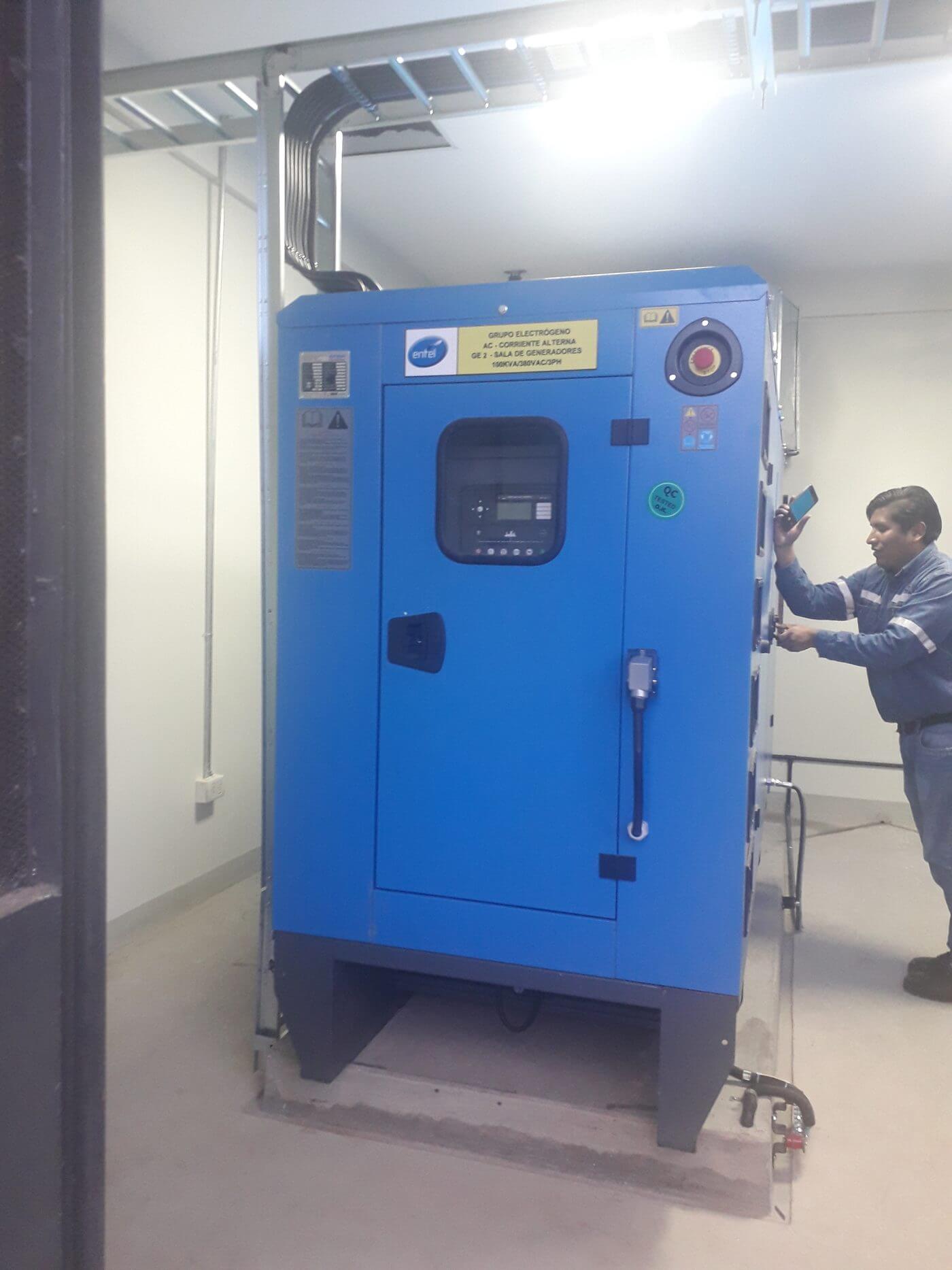 Técnico realizando mantenimiento a un grupo electrógeno