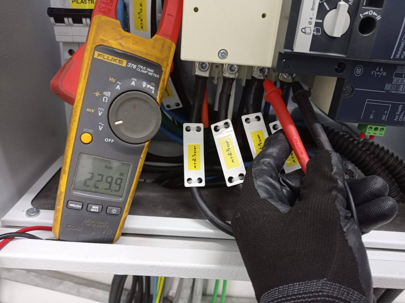 Medición eléctrica con pinza amperimétrica durante un mantenimiento