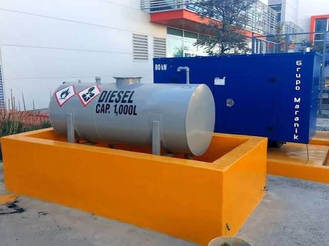 Tanque de almacenamiento de diésel con contención junto a un grupo electrógeno