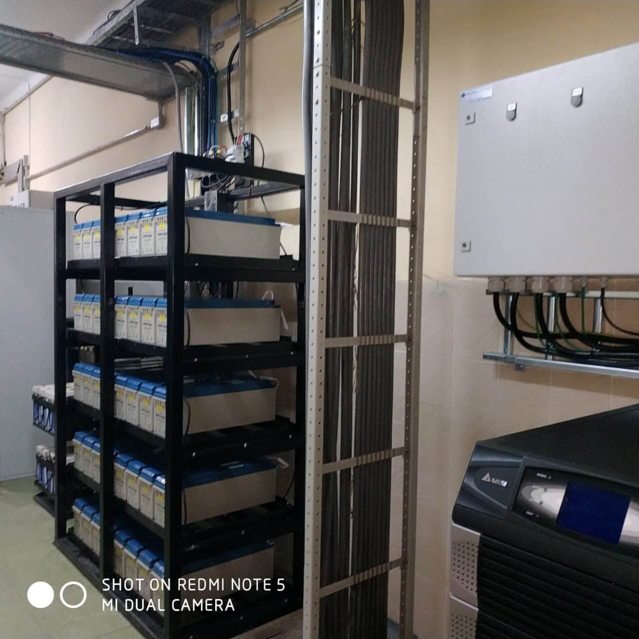 UPS y banco de baterías instalados en una sala técnica