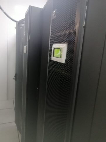 UPS instalada en la sala técnica de un centro de salud