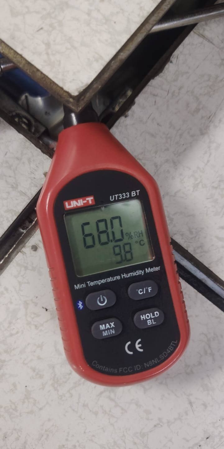 Medidor portátil de temperatura y humedad usado para verificar lecturas