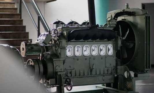 Motor diésel con años de servicio en una sala de máquinas