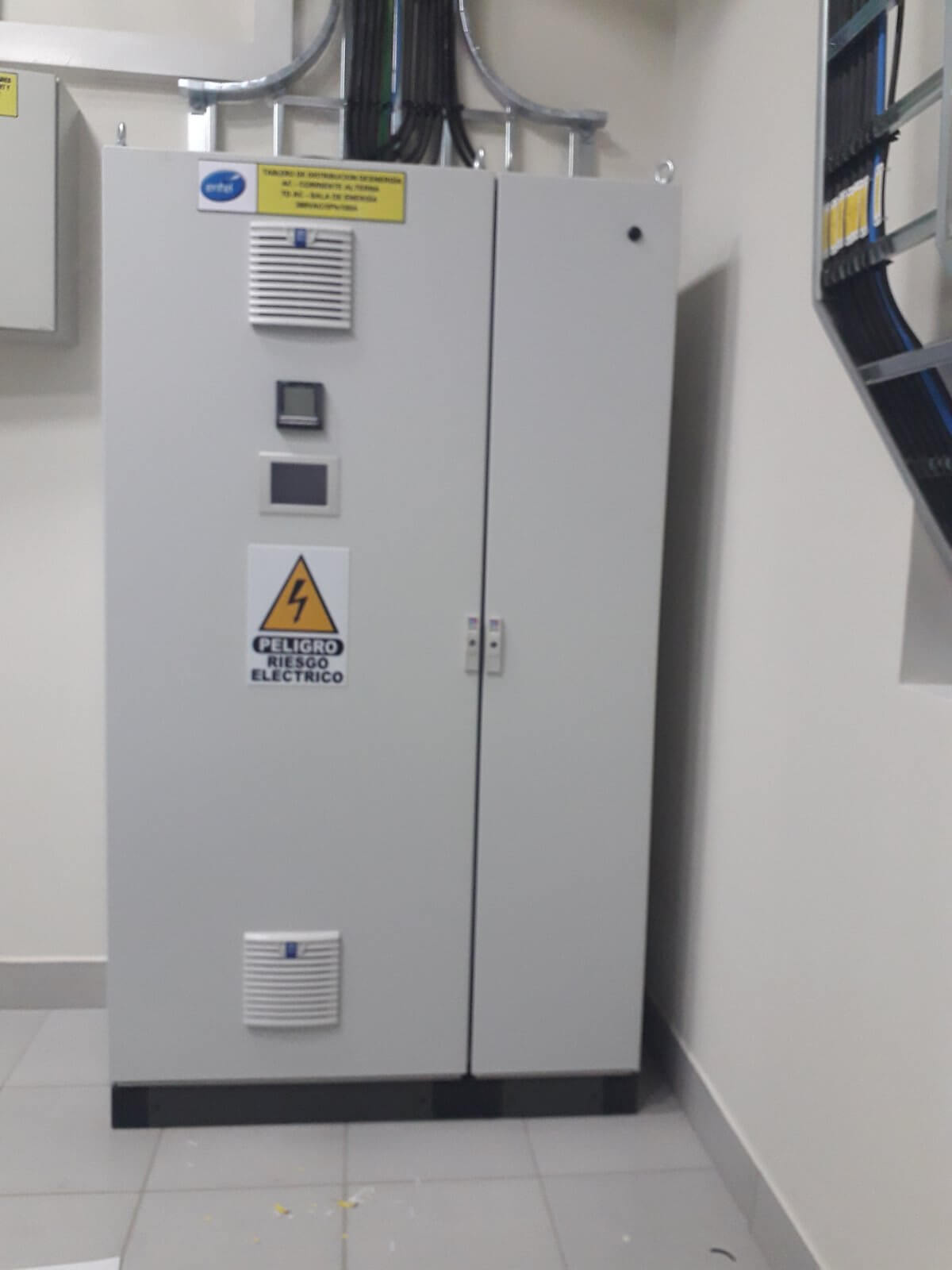 Tablero eléctrico de distribución en una sala técnica