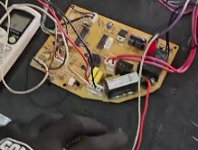 Tarjeta de control de aire acondicionado con sus conexiones