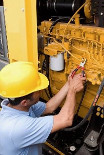 Técnico evaluando el estado de un grupo electrógeno