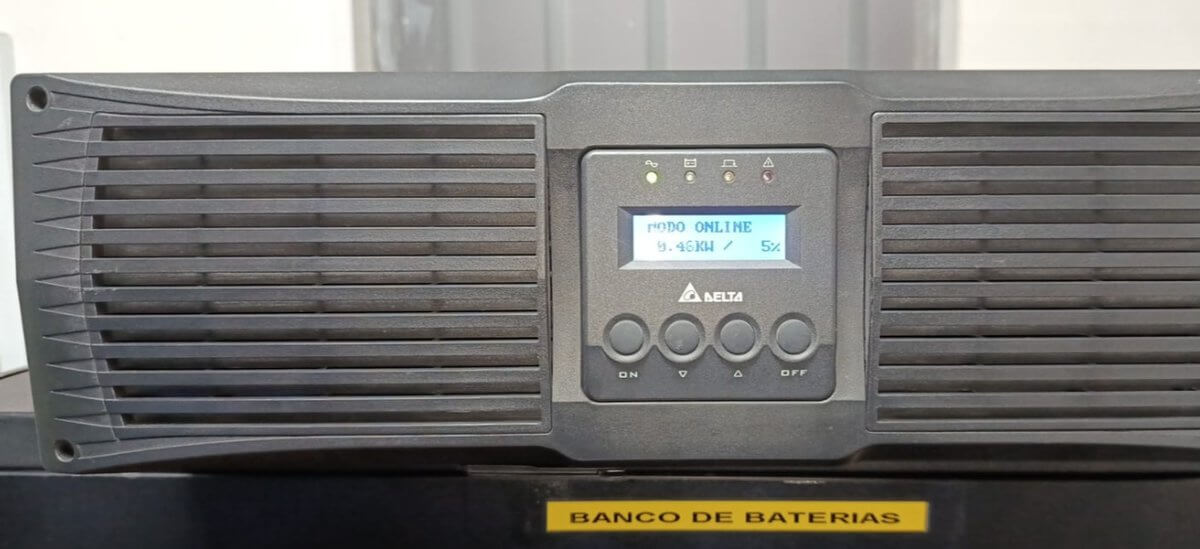 UPS en operación sobre su banco de baterías