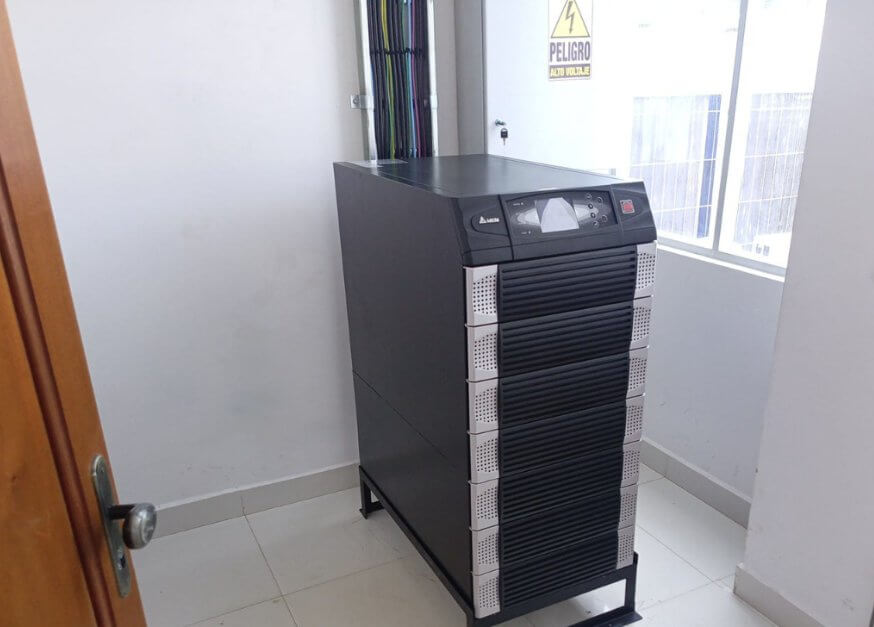UPS modular instalada en una sala técnica